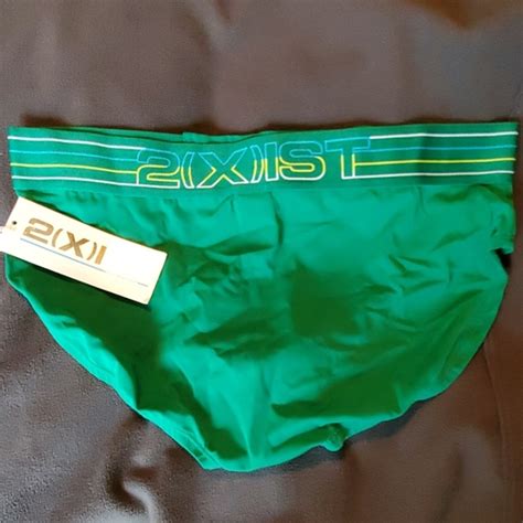 Koalaswim: Highly Gifted Ein sexy Bade-Slip aus schwarzem Badestoff (85% Nylon + 15% Elasthan) vorne knapp, aber geräumig geschnitten mit schmalen Seitenbändern. . 2xist swim brief